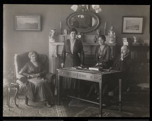 Retrato del dentista Dr. Gibson y tres mujeres en su residencia, c.1905